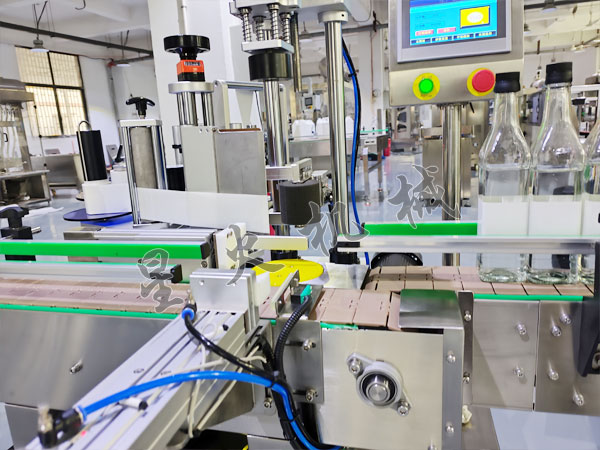 酒瓶自动贴标机实拍图