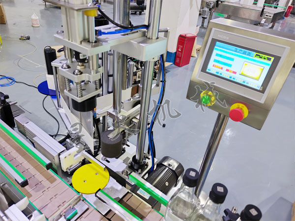 酒瓶自动贴标机实拍图