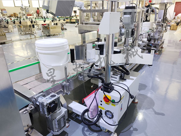 5-25L圆形涂料桶自动贴标机实拍图