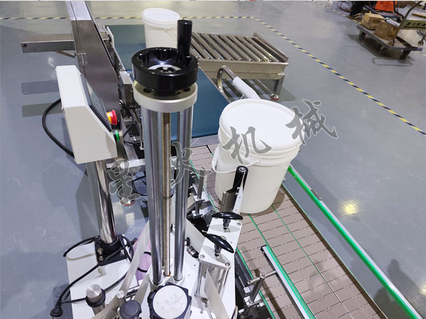 5-25L圆形涂料桶自动贴标机实拍图