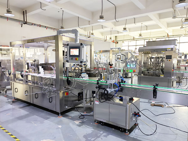 生物制剂瓶贴标连接灌装生产线实拍图