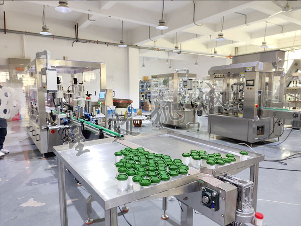 生物制剂瓶贴标连接灌装生产线实拍图